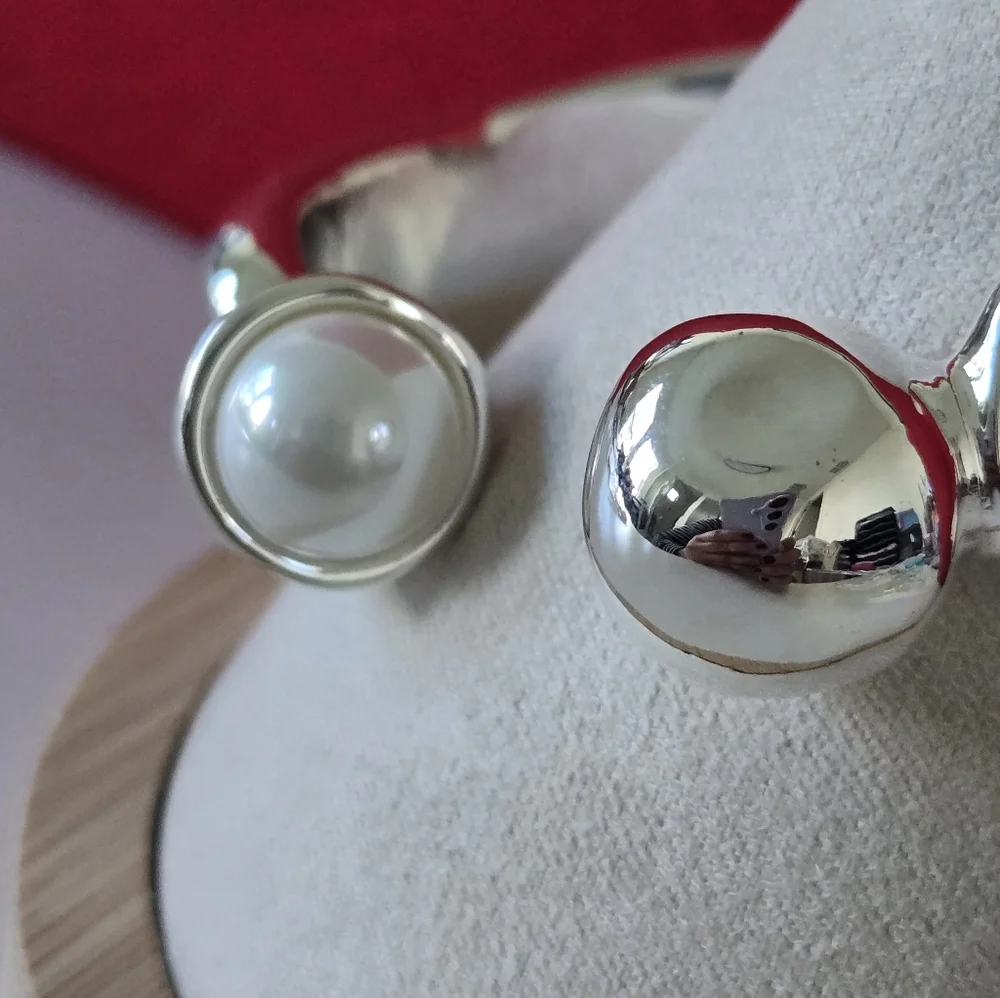 Uno De 50 • Silver Cuff Bracelet with Pearl Accents